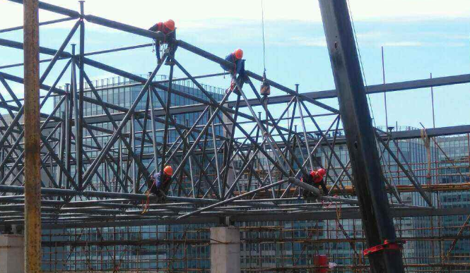 武穴论网架装配施工中搭设脚手架应当留神的事故